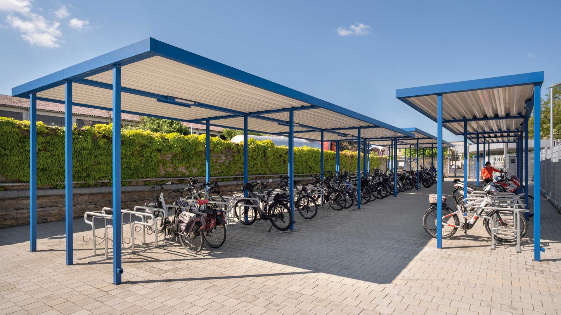 Fahrradüberdachung LUNA mit Fahrradparker HEDLAND, Fahrradständer HERVEY, Fahrrad-Abstellanlage VELO-CONNECTOR und E-Bike-Ladestellenschrank AMARO in Ochsenfurt