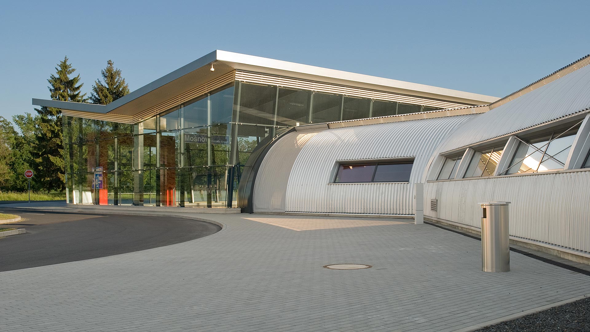 Überdachung Bahnhof Mosnov-Ostrava Airport Seitenansicht Bahnhofsgebäude