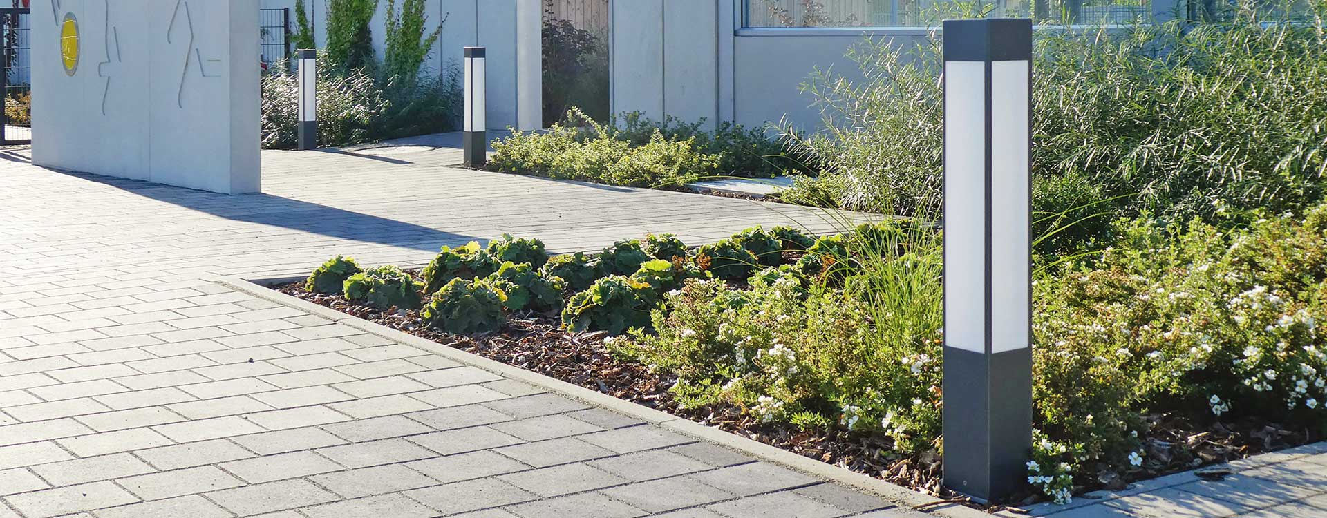 Pollerleuchte PORNIC vor einer Sportanlage