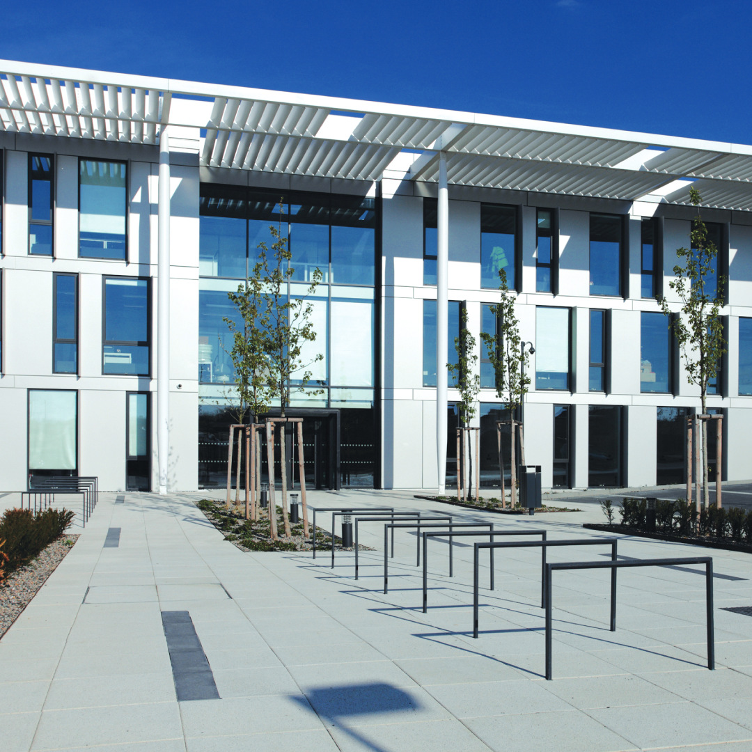 Fahrradständer vor Schule