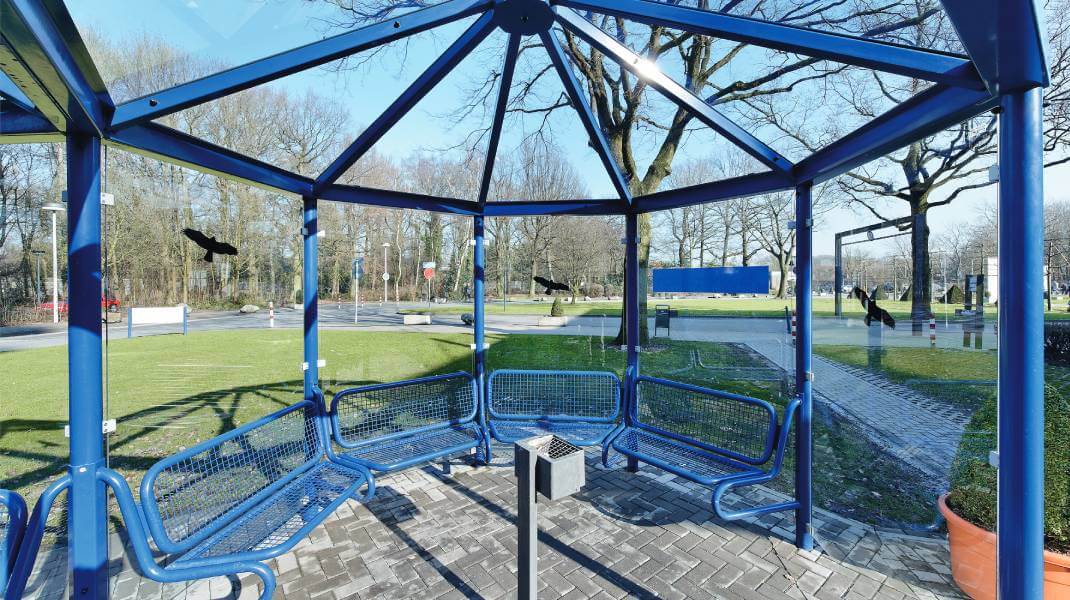 Nahaufnahme eines blauen Raucher Pavillons in einem Park