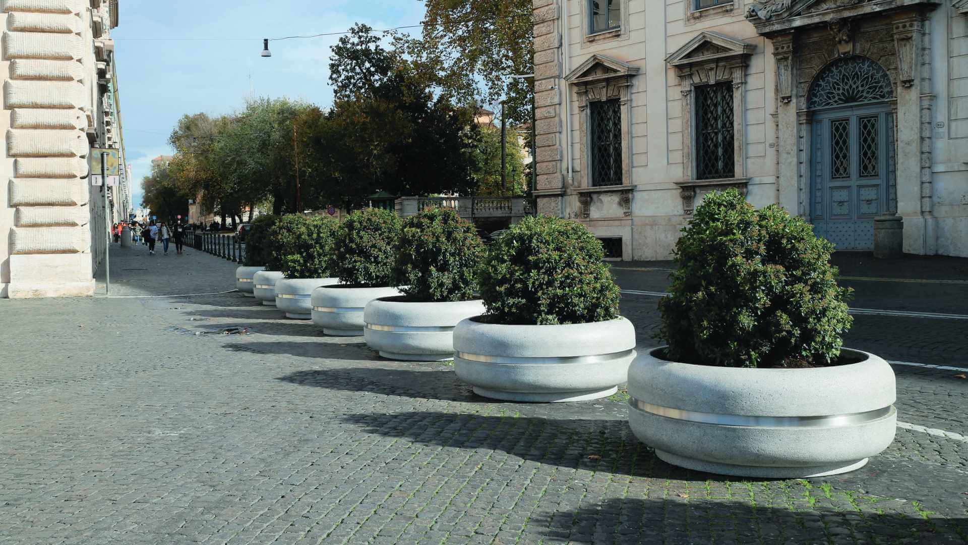 Eine Reihe an Pflanzbehältern Timeless als Rammschutz