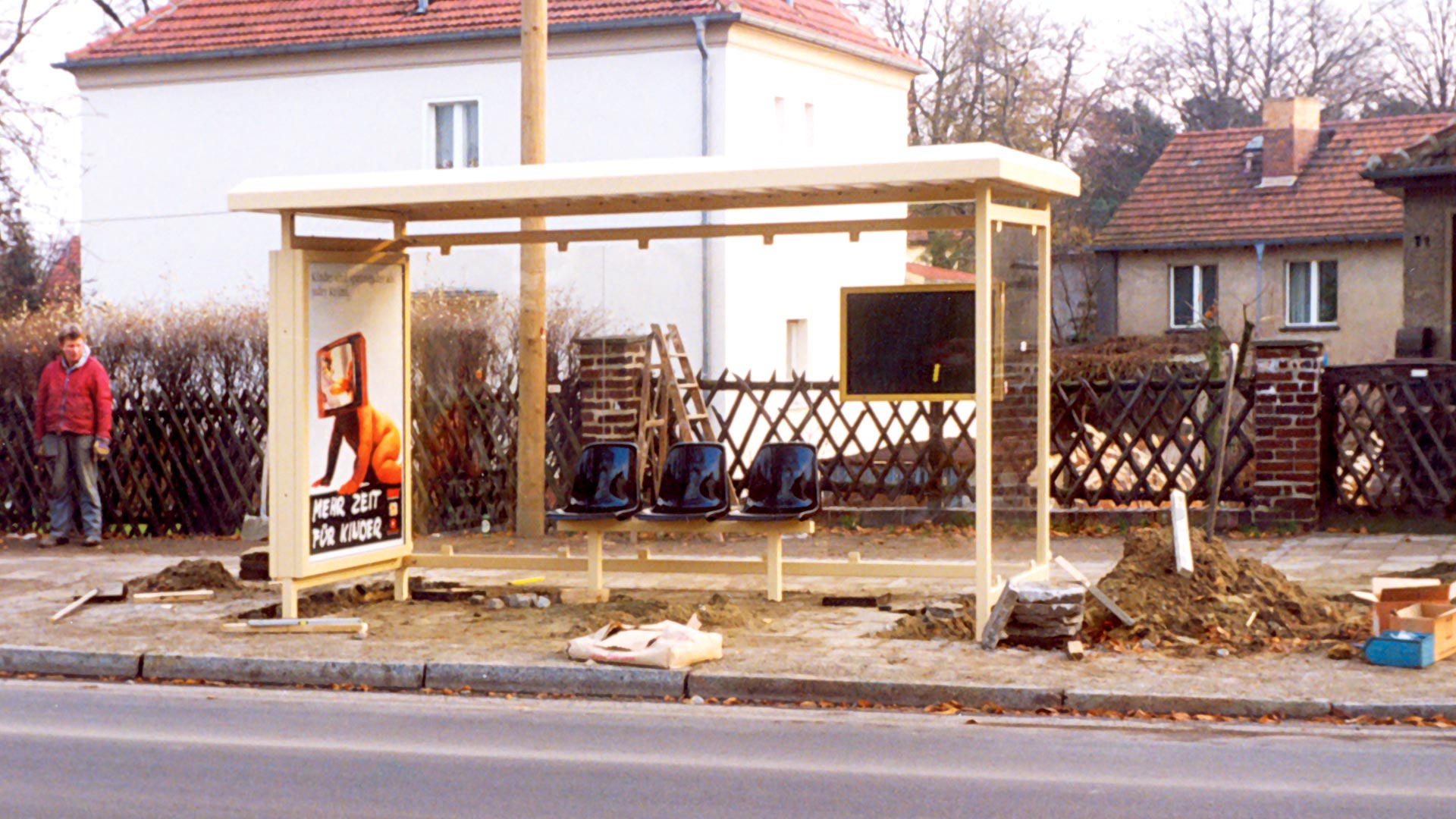 1995 - erster großer ZIEGLER-Auftrag - 120 Wartehallen Typ STADT