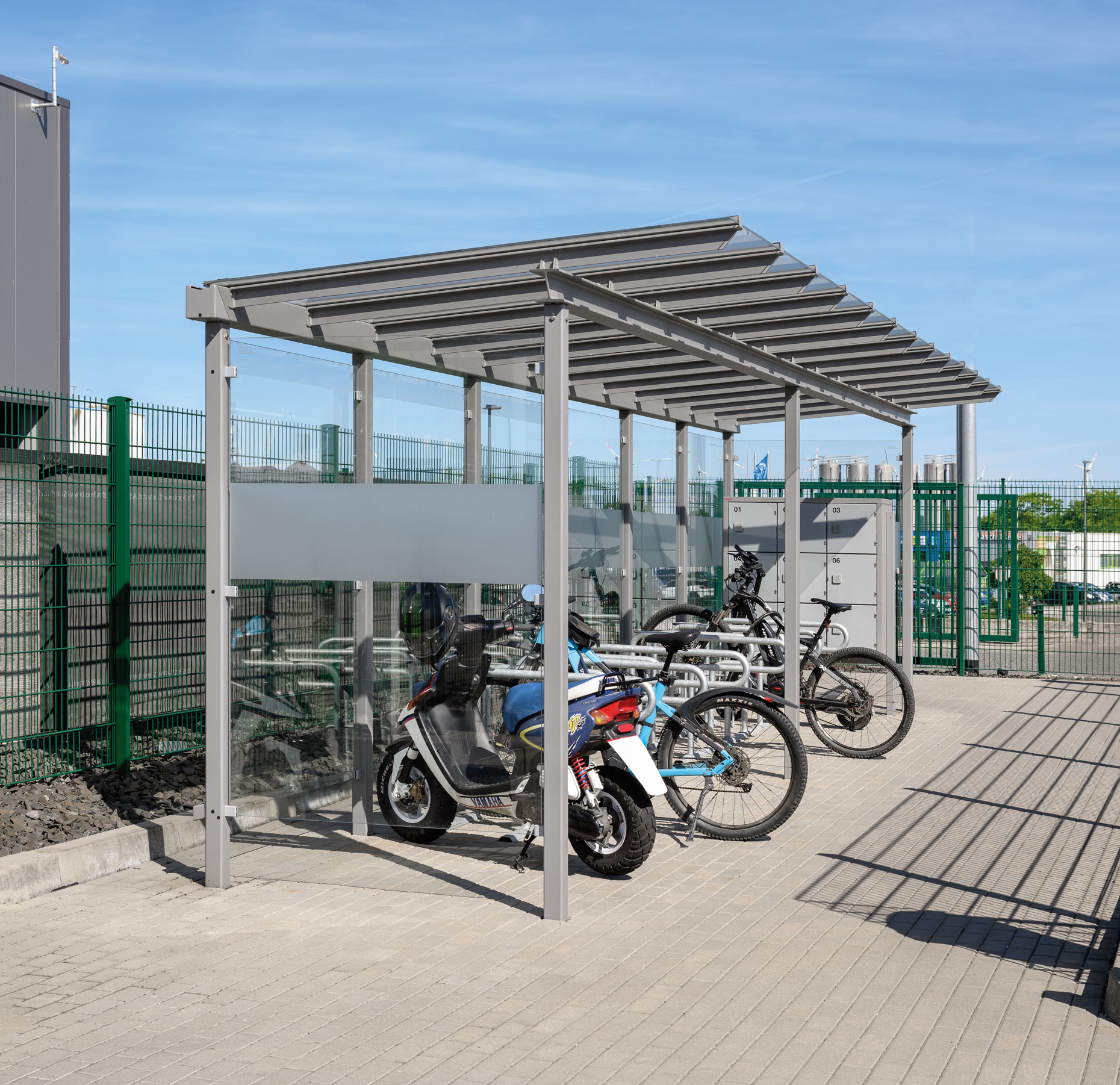 fahrradueberdachung-pegasus-simmern-kat0077350-880x1920px Fahrradüberdachung PEGASUS, Schließfachanlage SECURE und Fahrradparker HEDLAND in Simmern