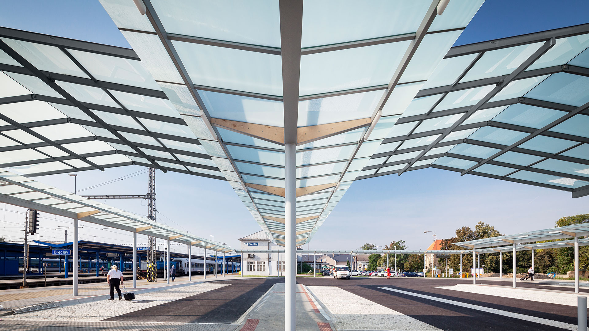 Überdachung der Busstiege - geknickte Glasfächen -Busbahnhof in Breclav