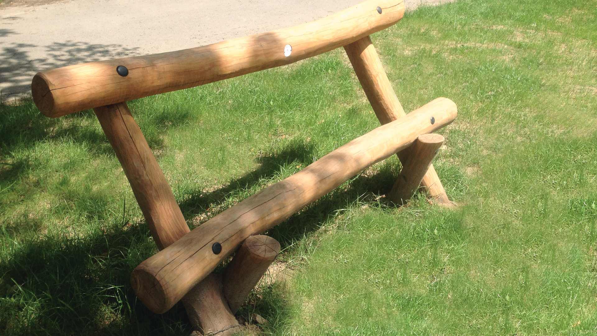 Jugendbank APRILIA aus Robinienholz auf einer Wiese