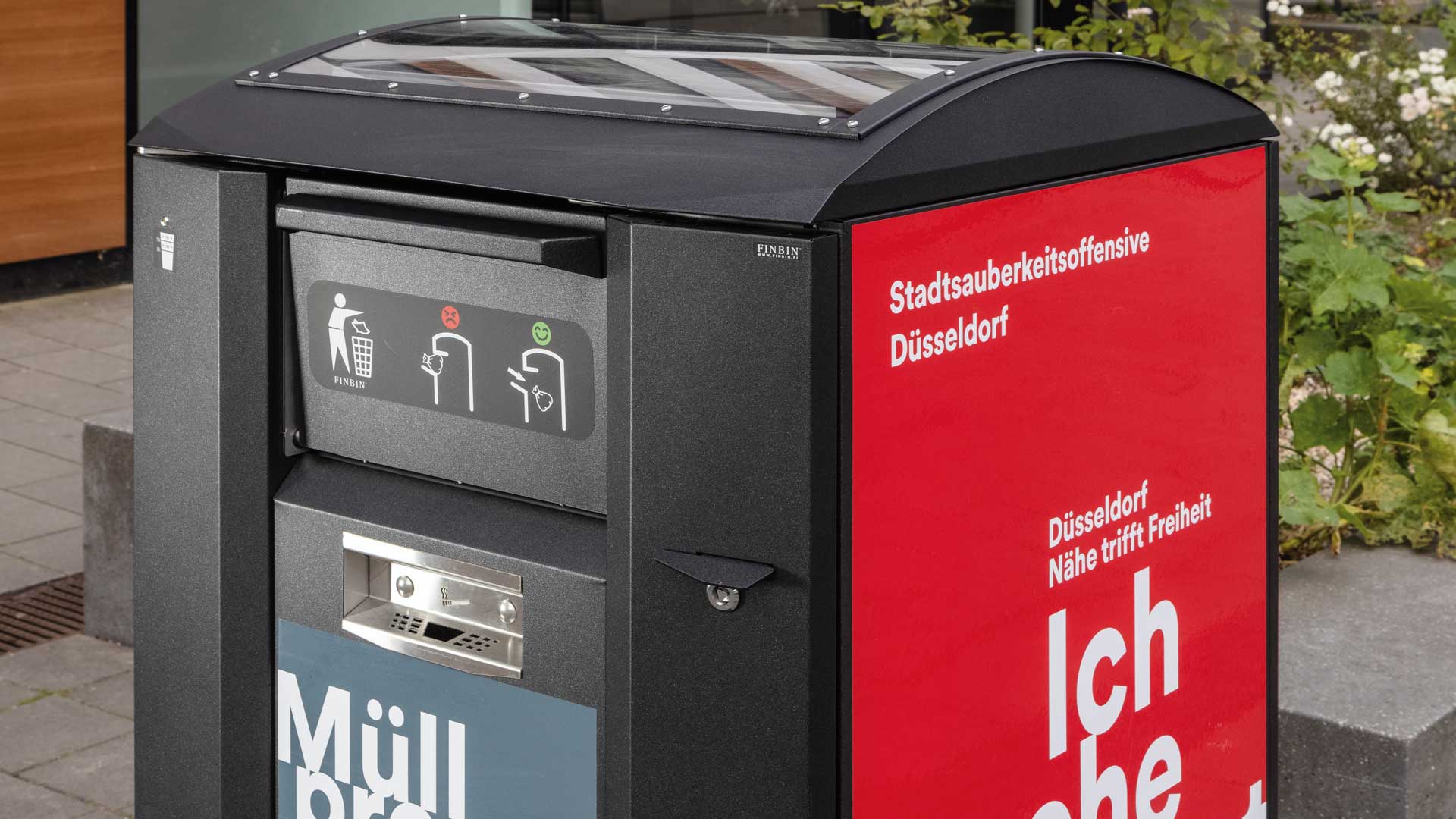Abfallbehaelter CITYSOLAR 2.0 Detailaufnahme vom Einwurf