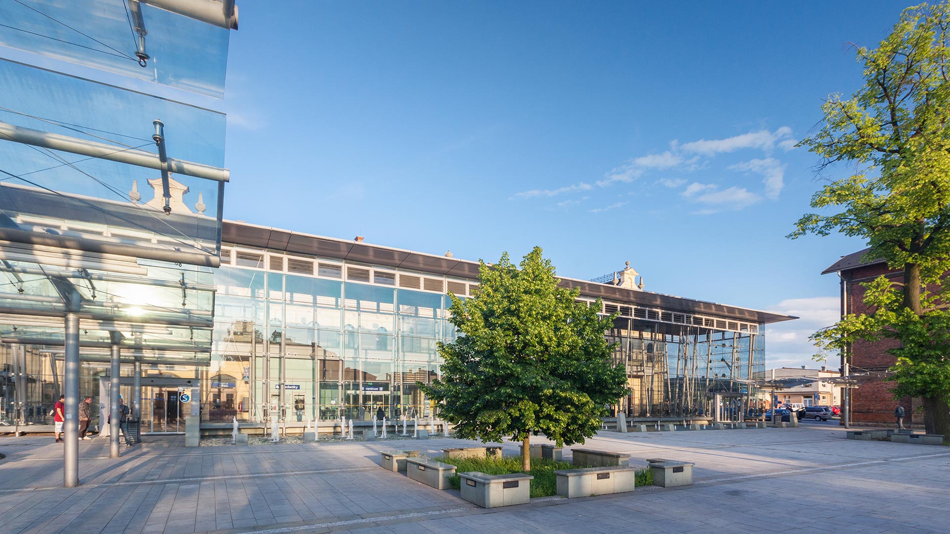Überdachung Bahnhofgebäude Ostrava - Ansicht Vorplatz