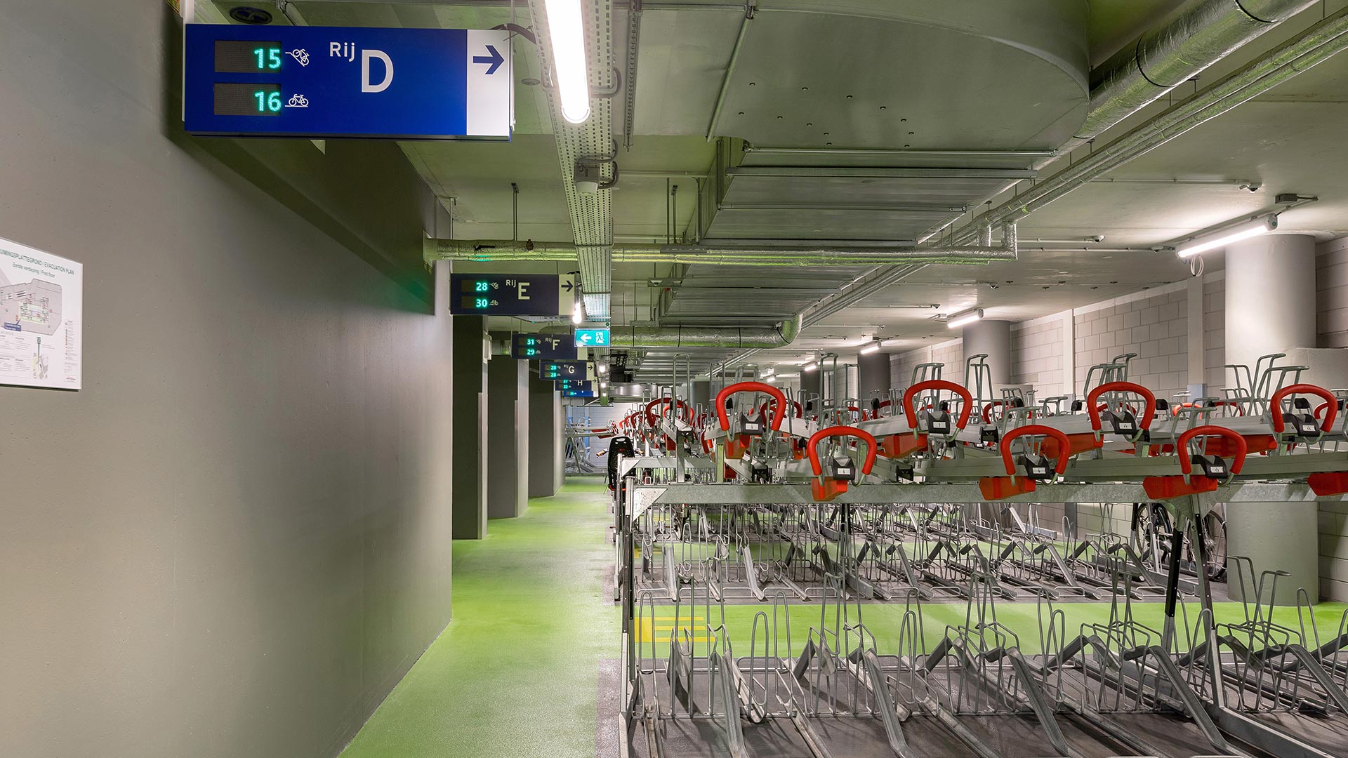 Anzeige für frei Fahrradparkplätze im Fahrradparkhaus mit Fahrradparksystemen von Lumiguide