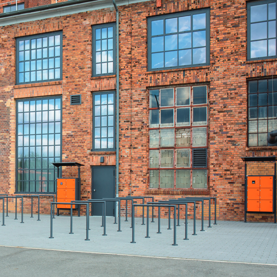 Fahrradständer vor einem Betriebsgebäude