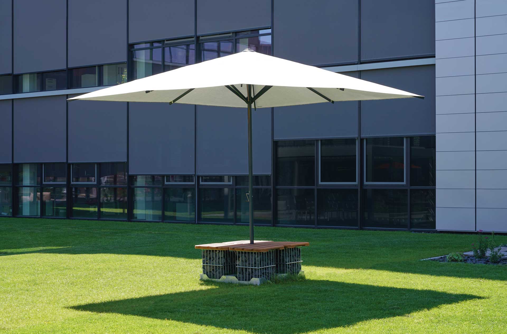 Mittelmastschirm als Sonnenschutz für Kitas