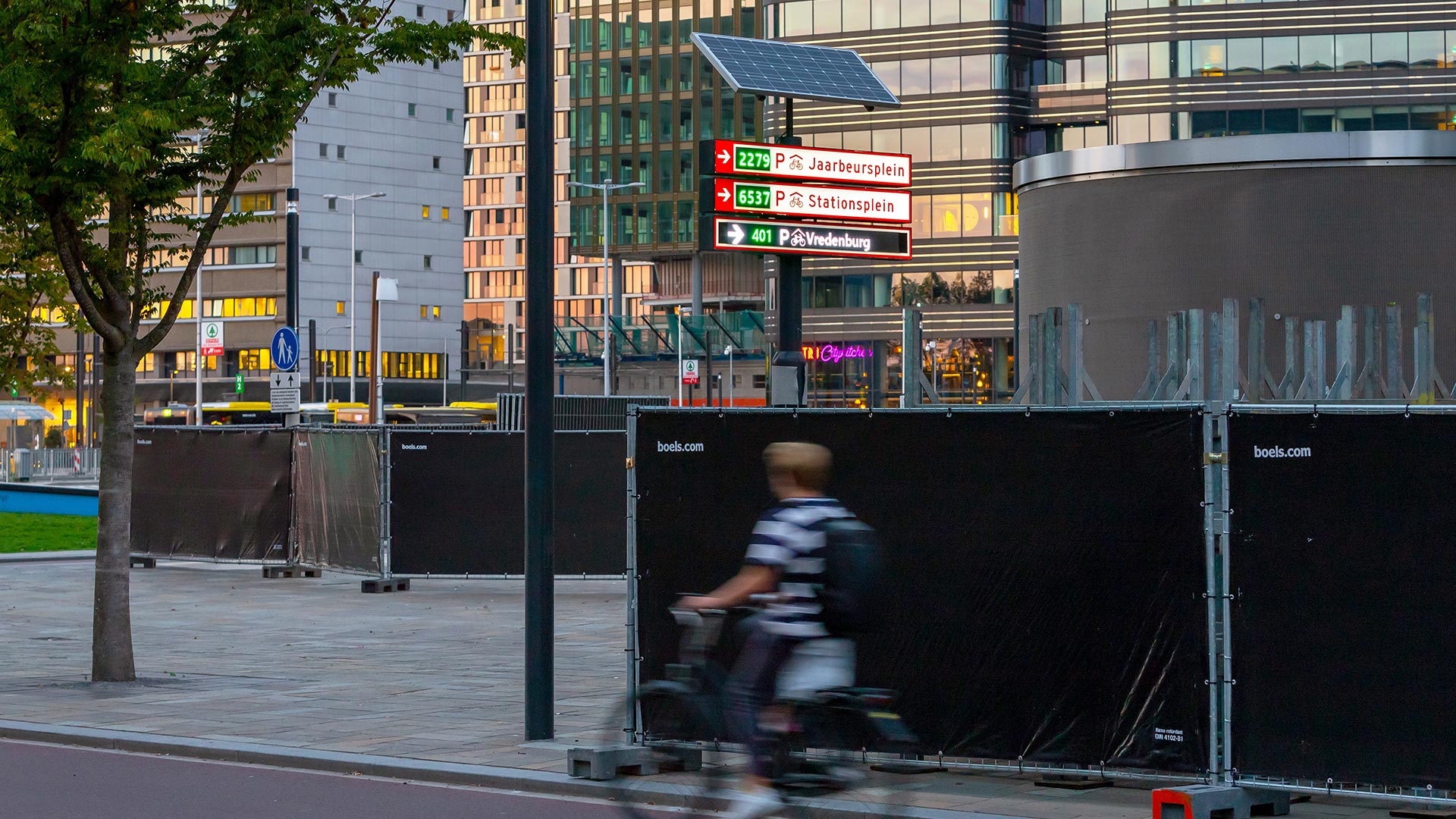 Anzeige Fahrradparkplätze an einem Mast in einer Innenstadt von von Lumiguide