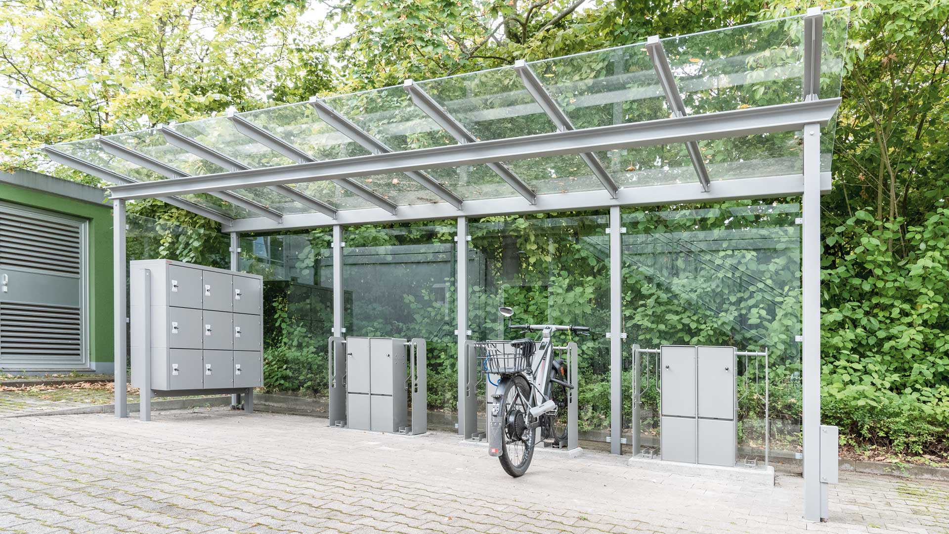 Fahrradüberdachung mit E-Ladestation und Schließfächern