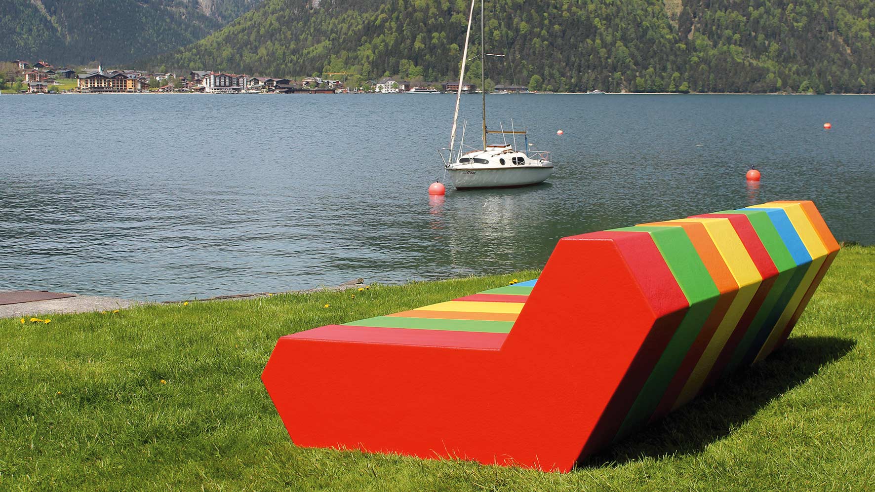 CUBIC SItzelemente aufgereiht am See