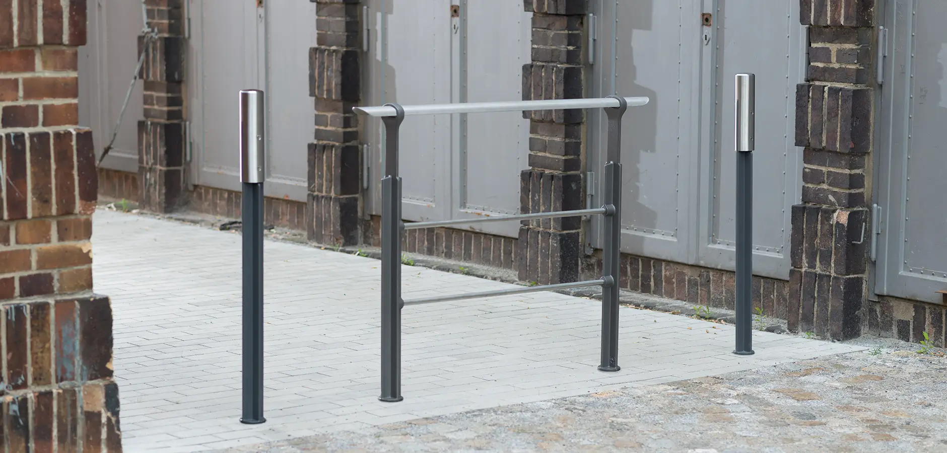 Geländersystem EVEOLE mit Poller EVEOLE aus Gusseisen