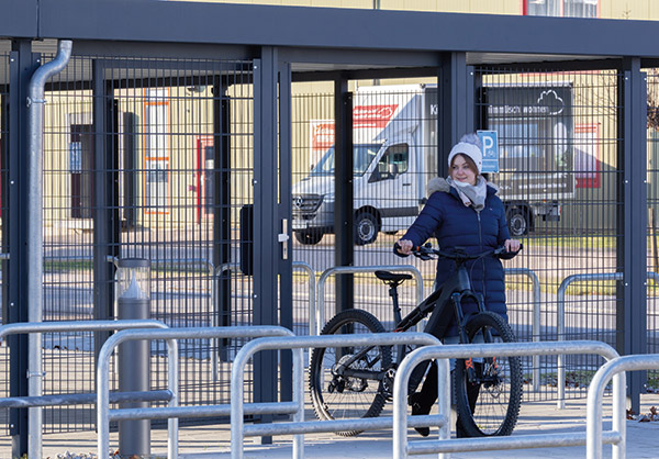 Fahrradüberdachung FLEXI-BOX auf einem Unternehmensgelände