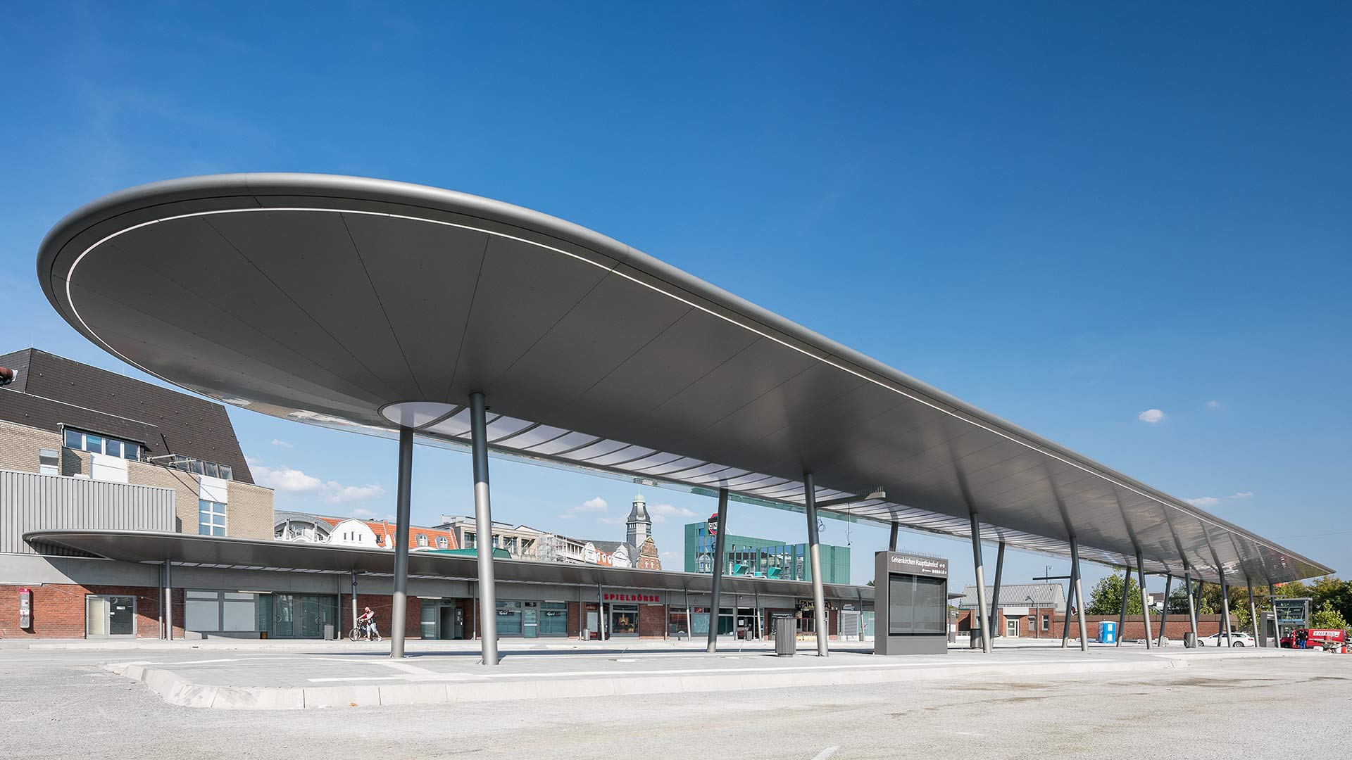 Seitenansicht der Busbahnhofüberdachung in Gelsenkirchen