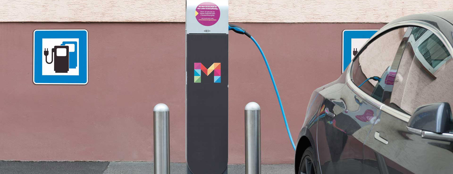 E-Parkplatz mit Ladesäule und Beschilderung