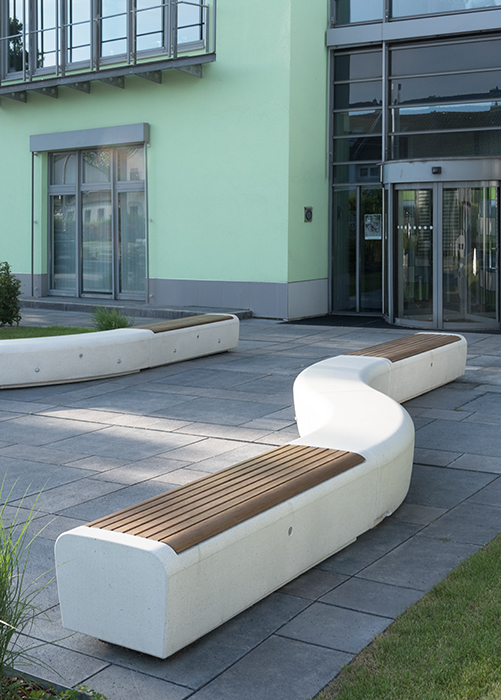 Die Sitzbank ONDA vor den Stadtwerken in ERKRATH
