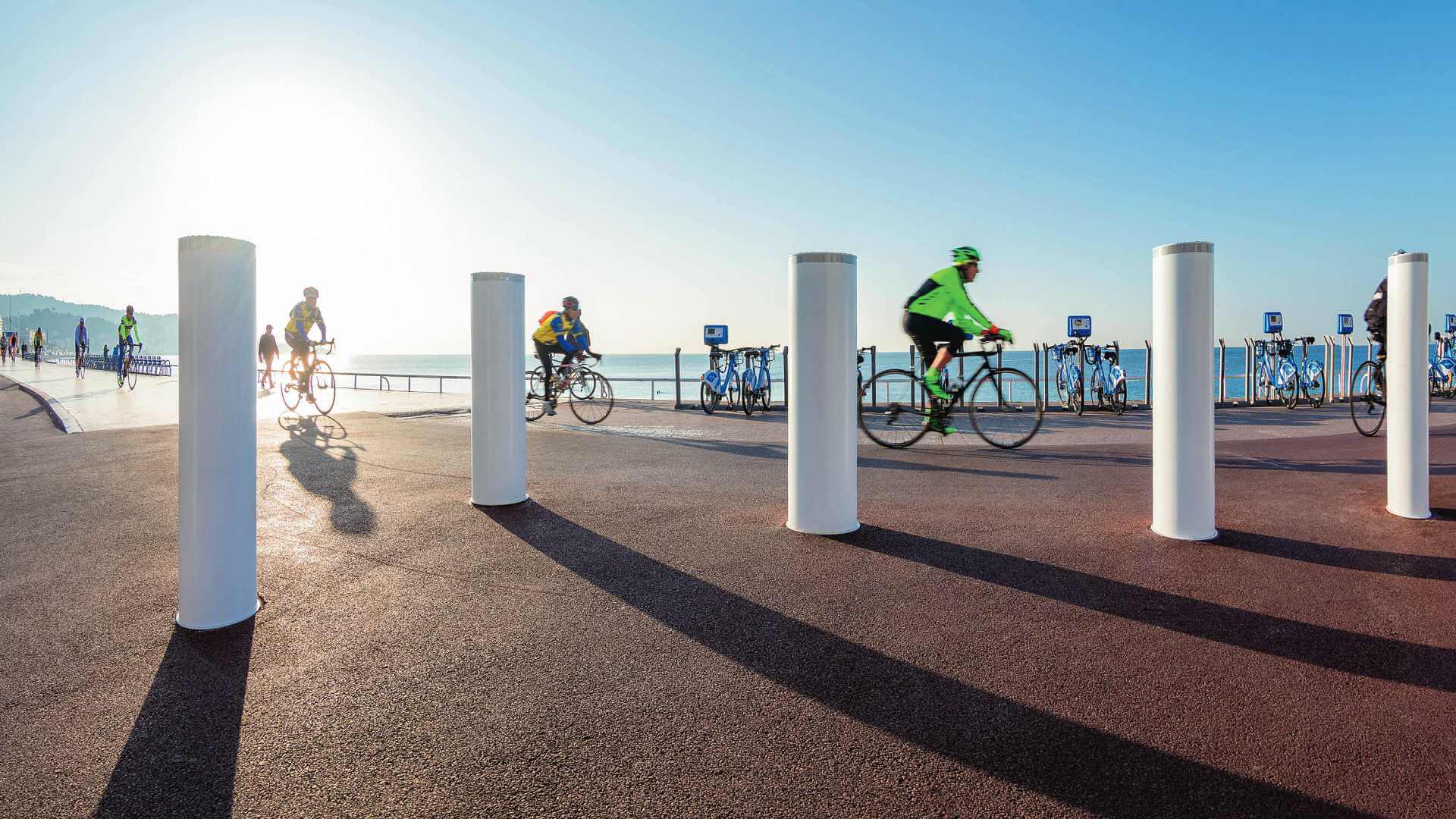 Versenkbare Hochsicherheitspoller vor einer Promenade