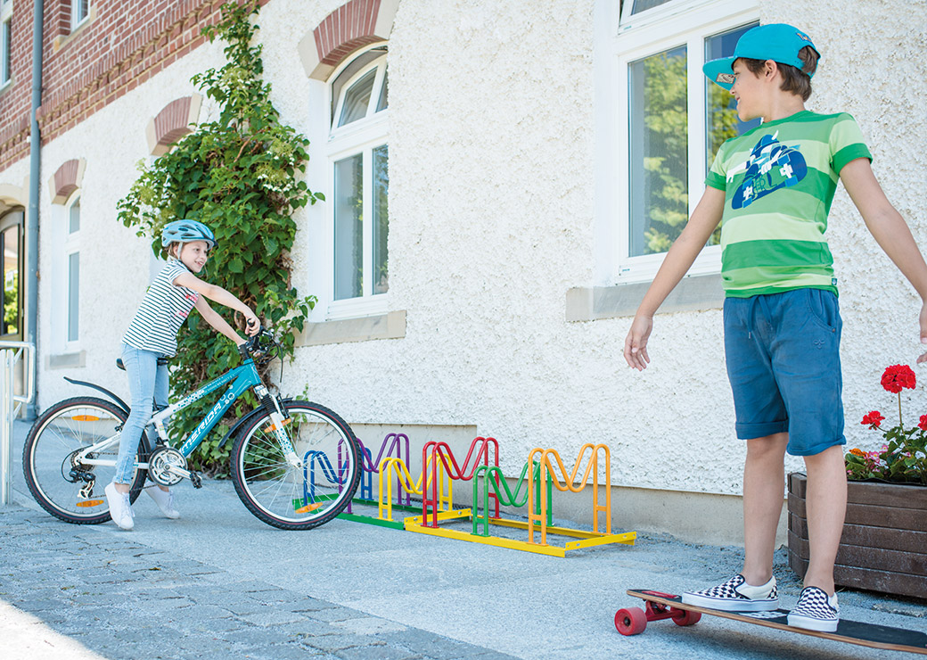 Bunter Kinderfahrradständer MARYLAND im Einsatz