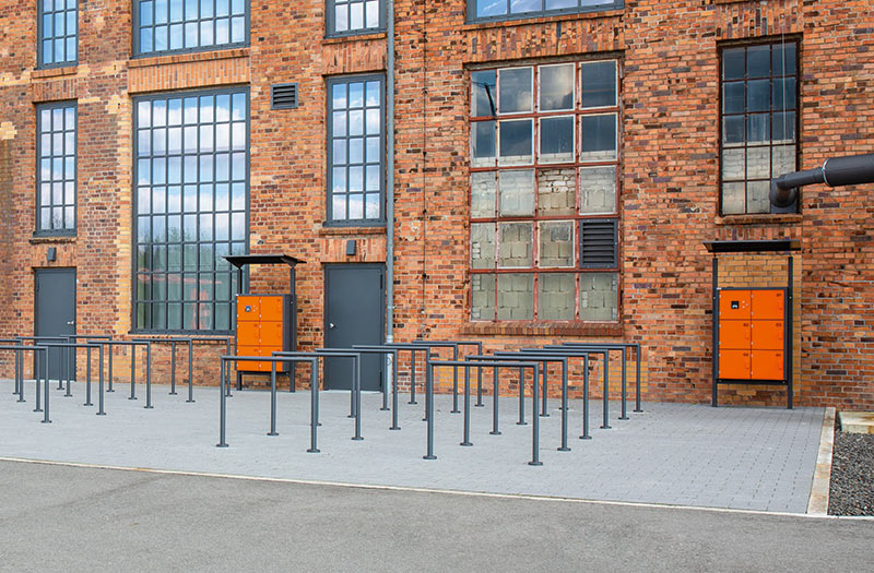 Fahrradständer vor einem Betriebsgebäude