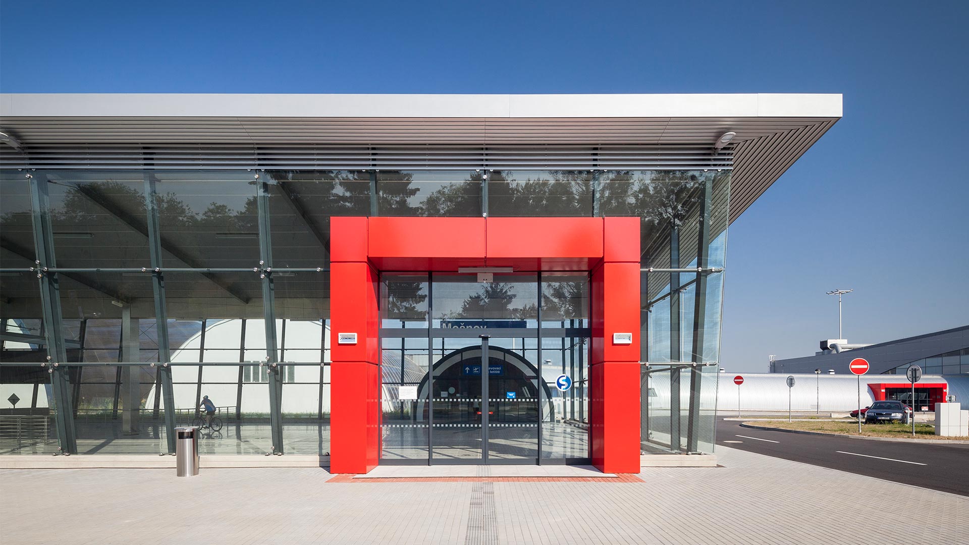 Überdachung Bahnhof Mosnov-Ostrava Airport Frontansicht
