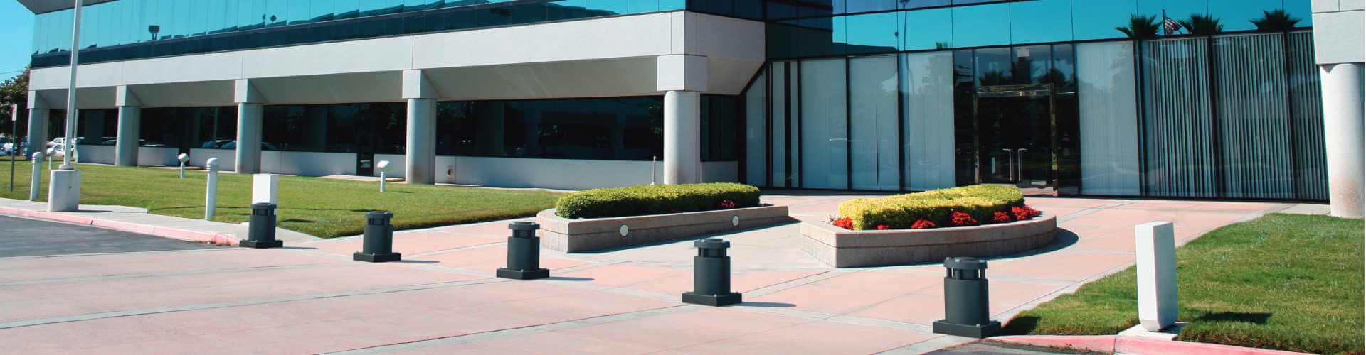 Abwehrpoller ROCHELONGUE vor einem modernen Gebäude