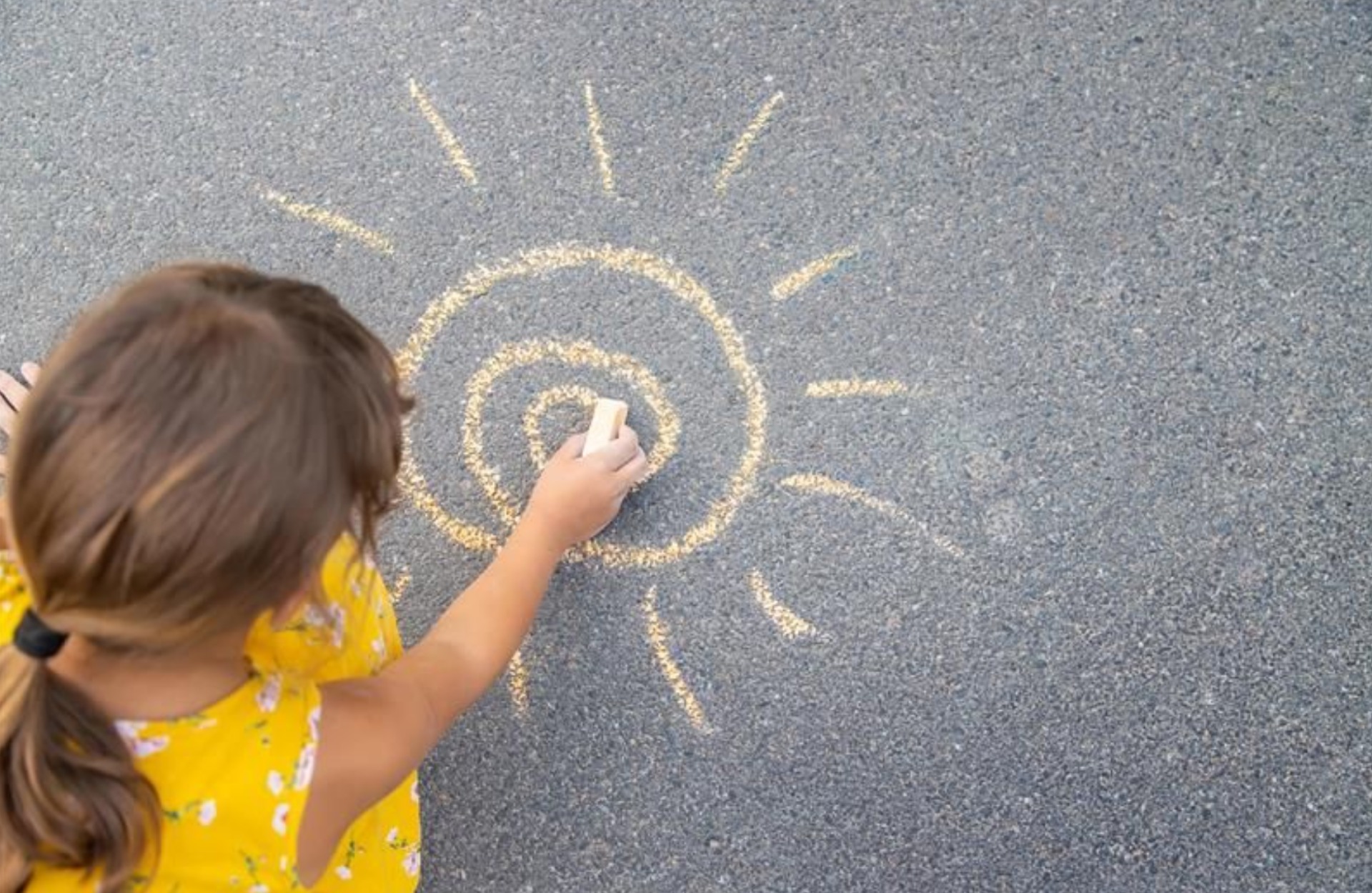 Kind malt eine Sonne