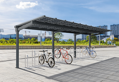 Fahrradüberdachung mit einer Dacheindeckung aus rahmenlosen PV-Modulen