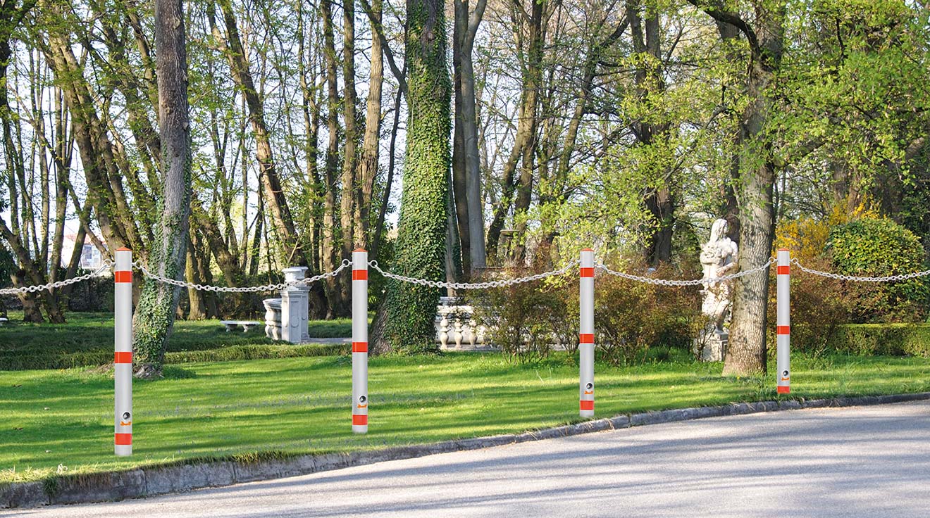 Sperrpfosten GIRONA als Absperrung zwischen Park und Straße