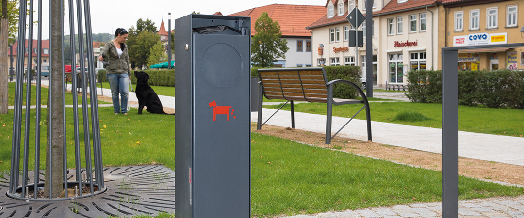 Öffentlicher Platz mit Hundetoilette Crystal, Baumschutz Arbottura und Sitzbank Valentino