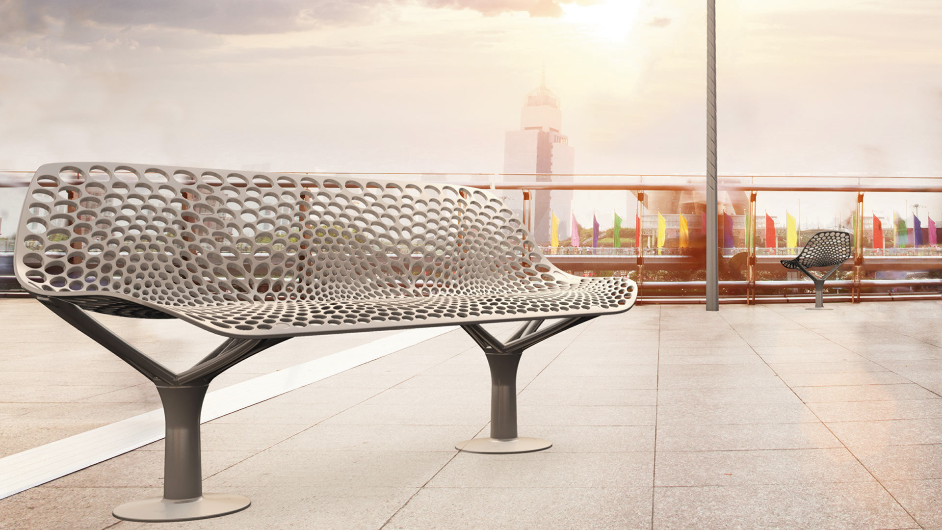 Stilvolle Sitzbank mit Lochoptik auf einer großen Terrasse