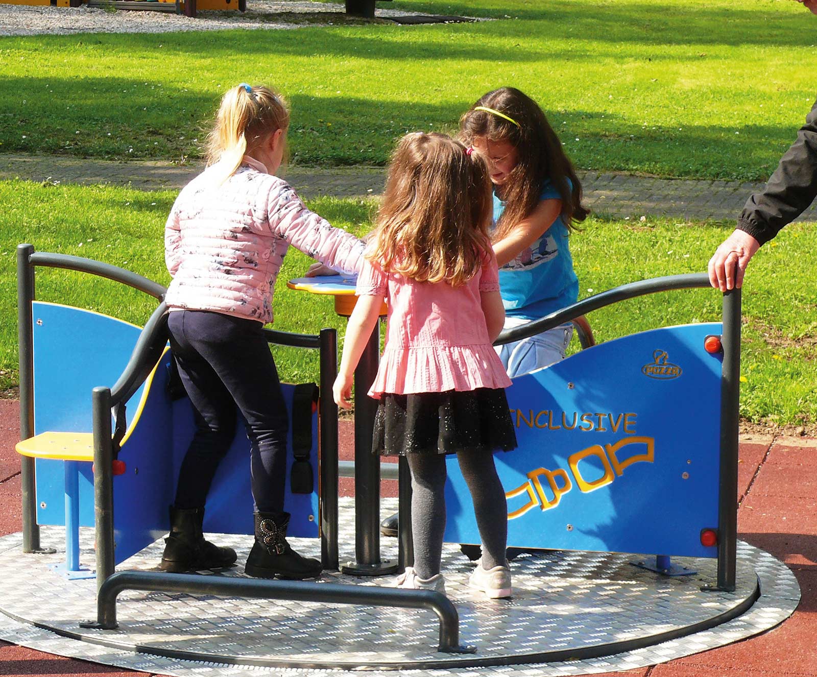 Drehteller Maik von Pozza mit spielenden Kindern
