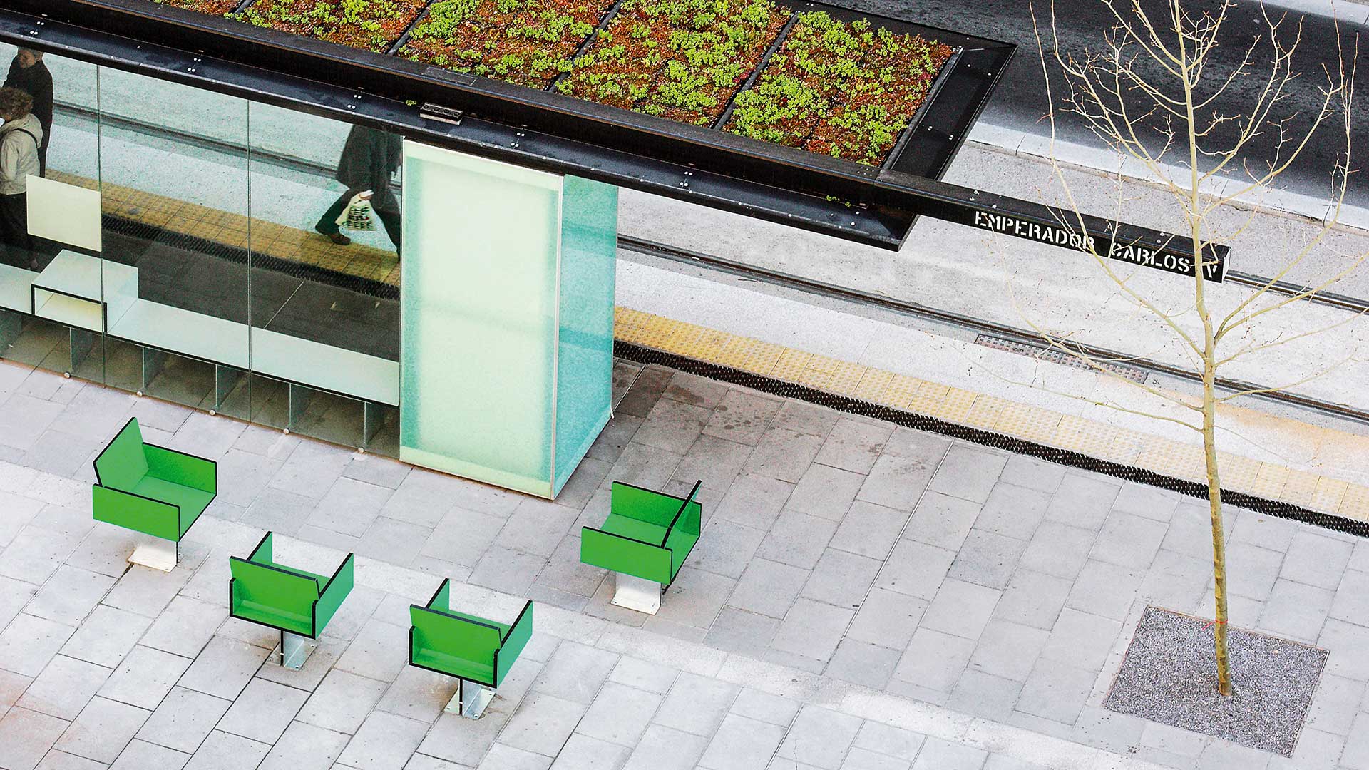 Bahnsteigüberdachung von oben fotografiert