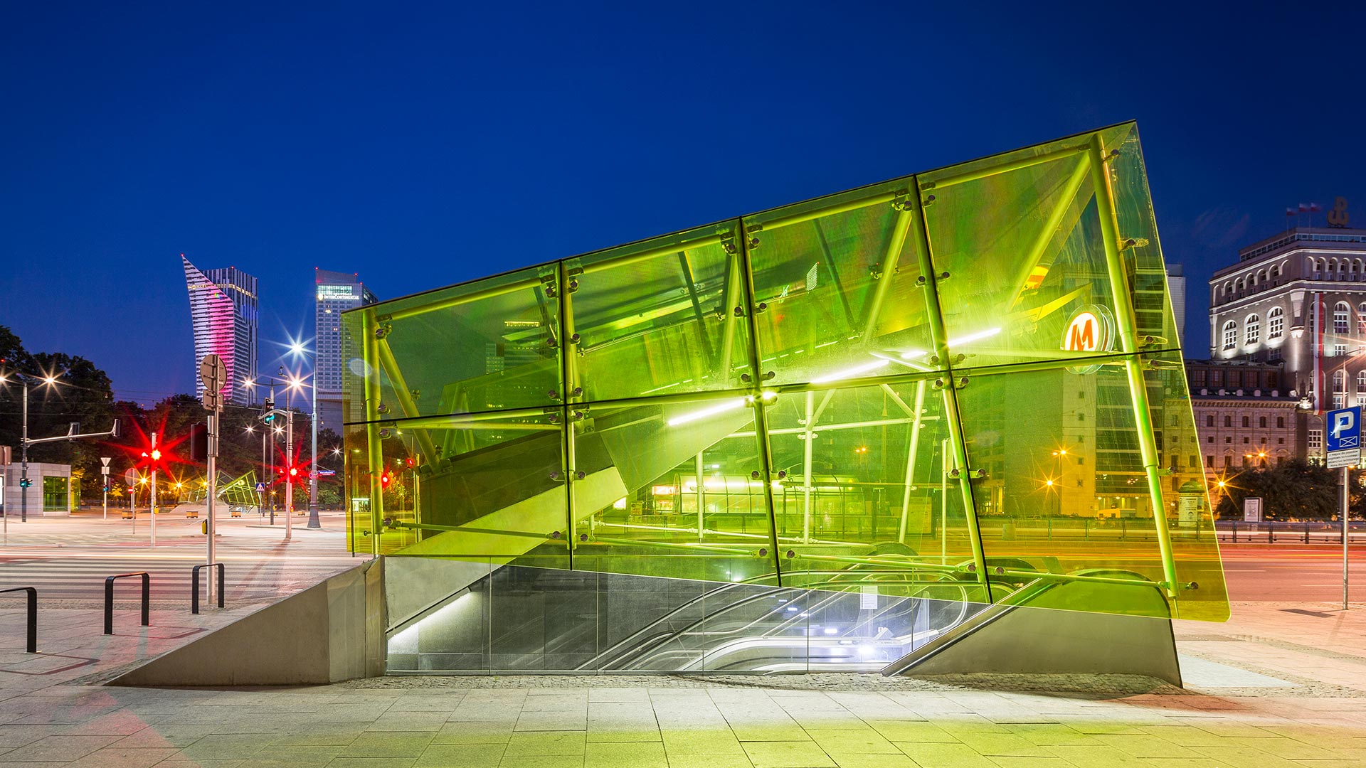 Warschau U-Bahn-Überdachung - Seitenansicht grün beleuchtet