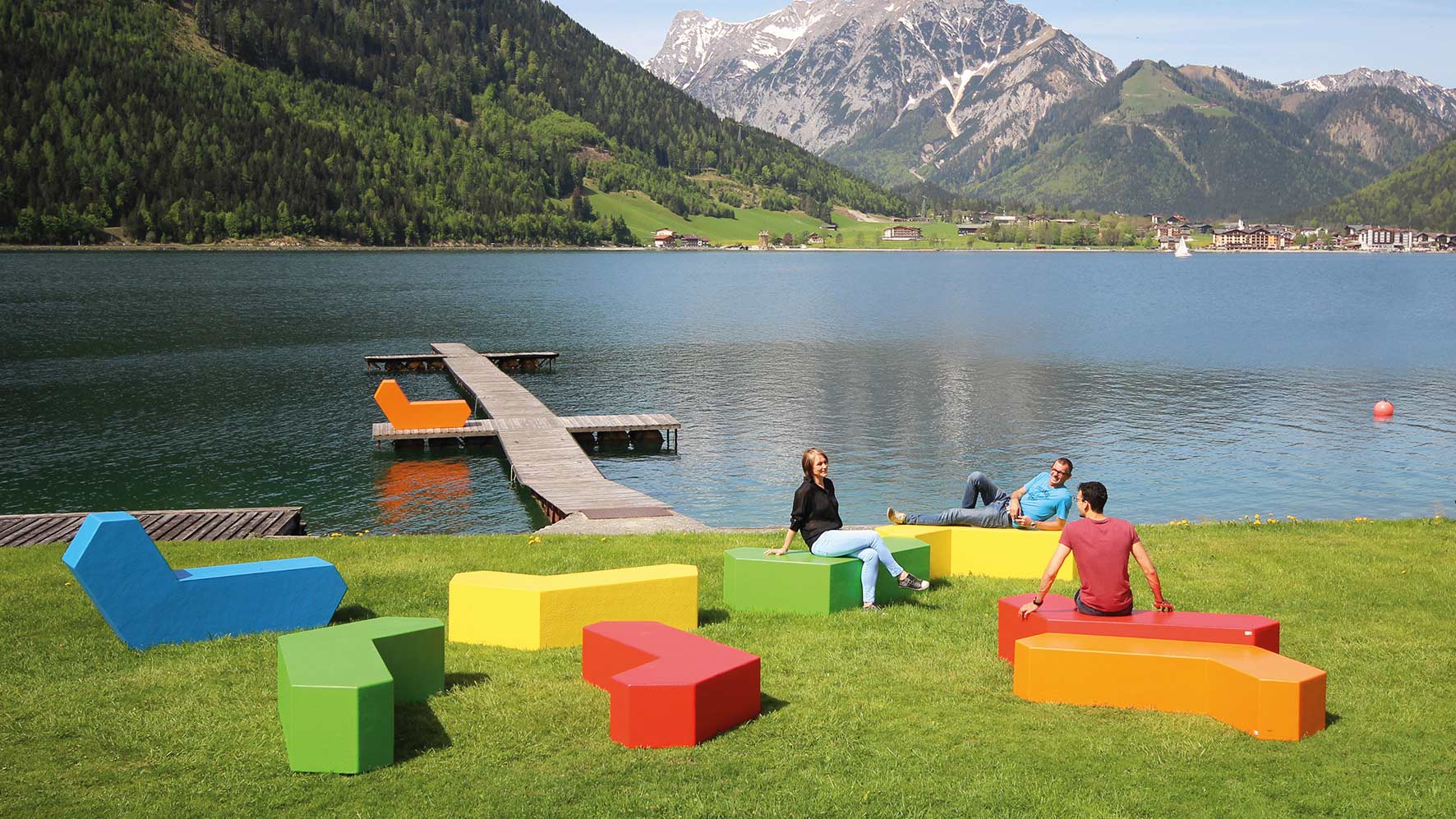 Bunten Sitzen am See auf denen Menschen sich entspannen