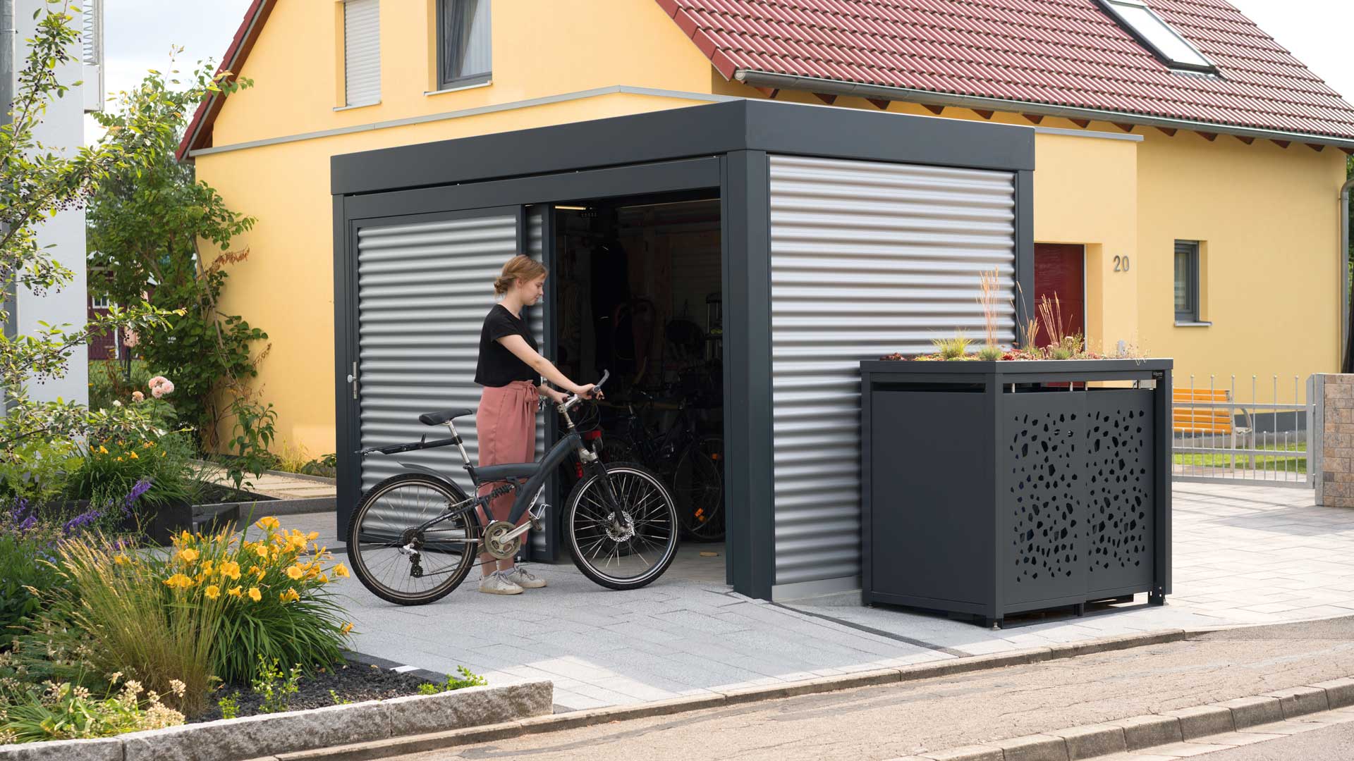 Fahrradhaus MULTIPORT® und Müllbehälterschrank STYLEOUT TOMO in Allersberg