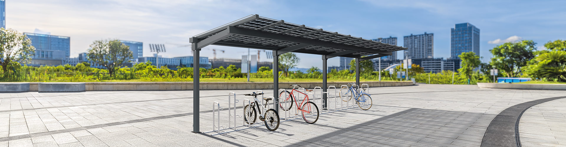 Fahrradüberdachung mit einer Dacheindeckung aus rahmenlosen PV-Modulen