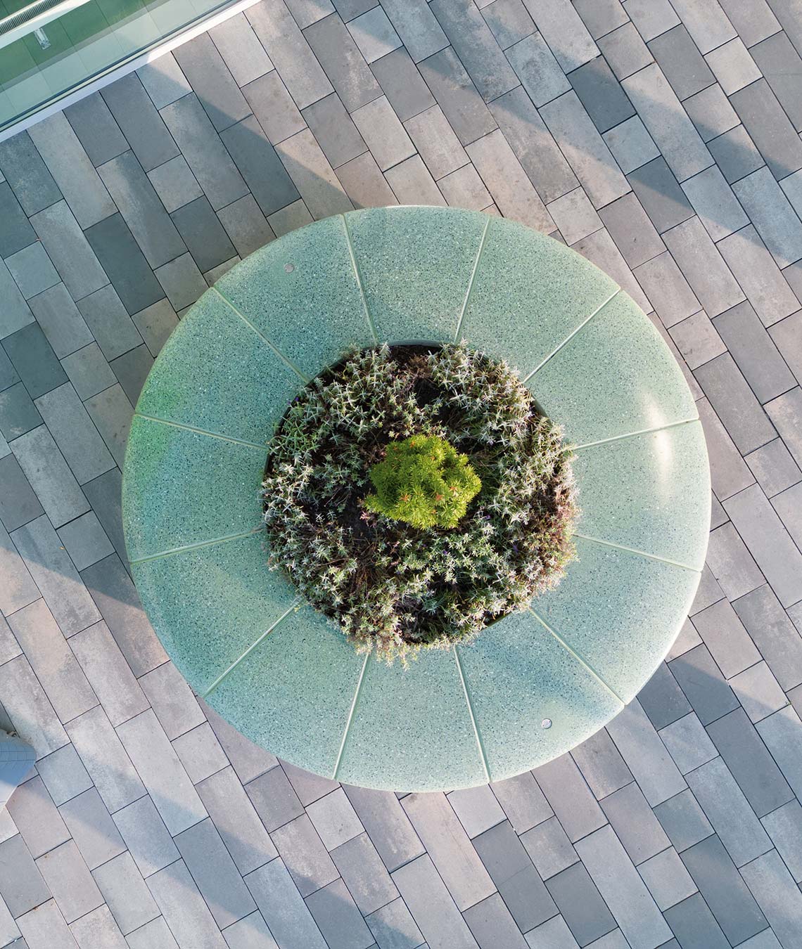 Grüne Rundbank OLIMPO mit integriertem Pflanzbehälter