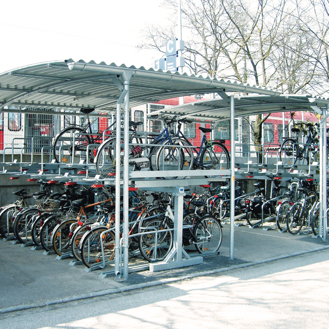 Doppelstockparker am Bahnhof