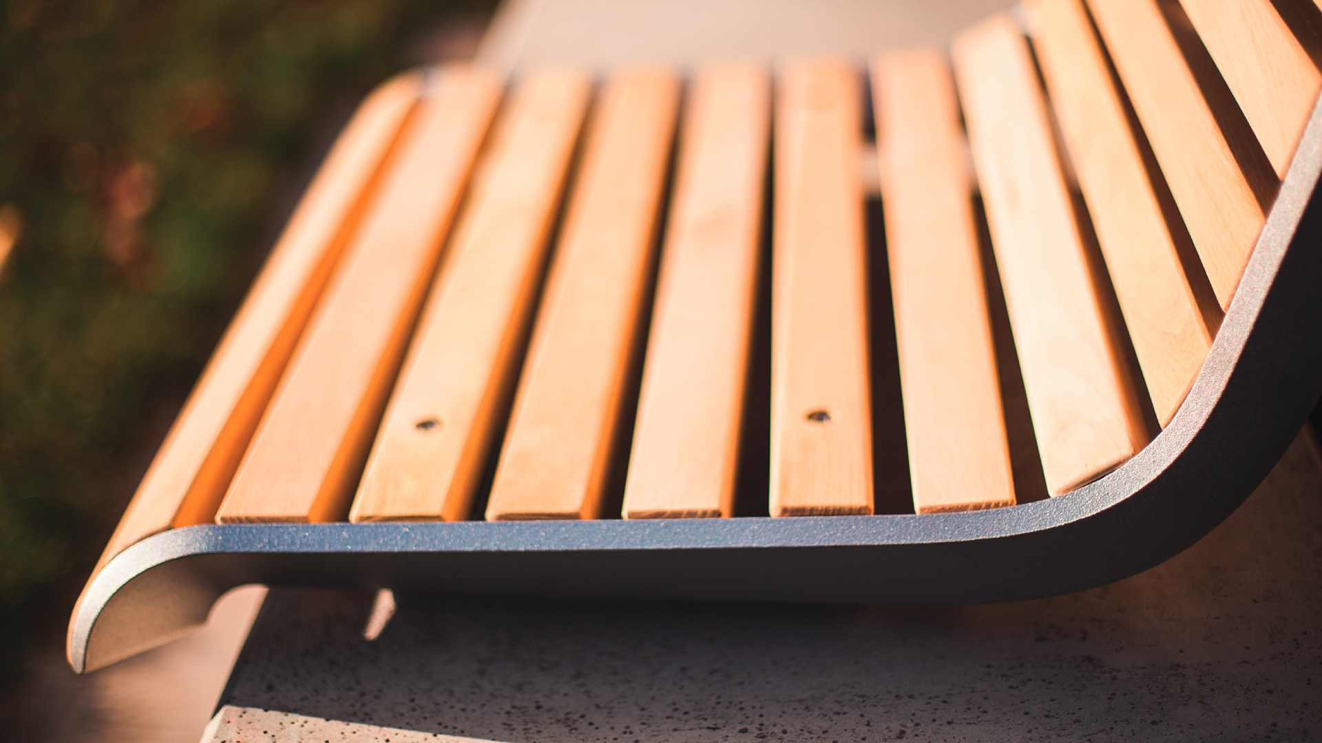 Sitz aus Robinienholz in Nahaufnahme