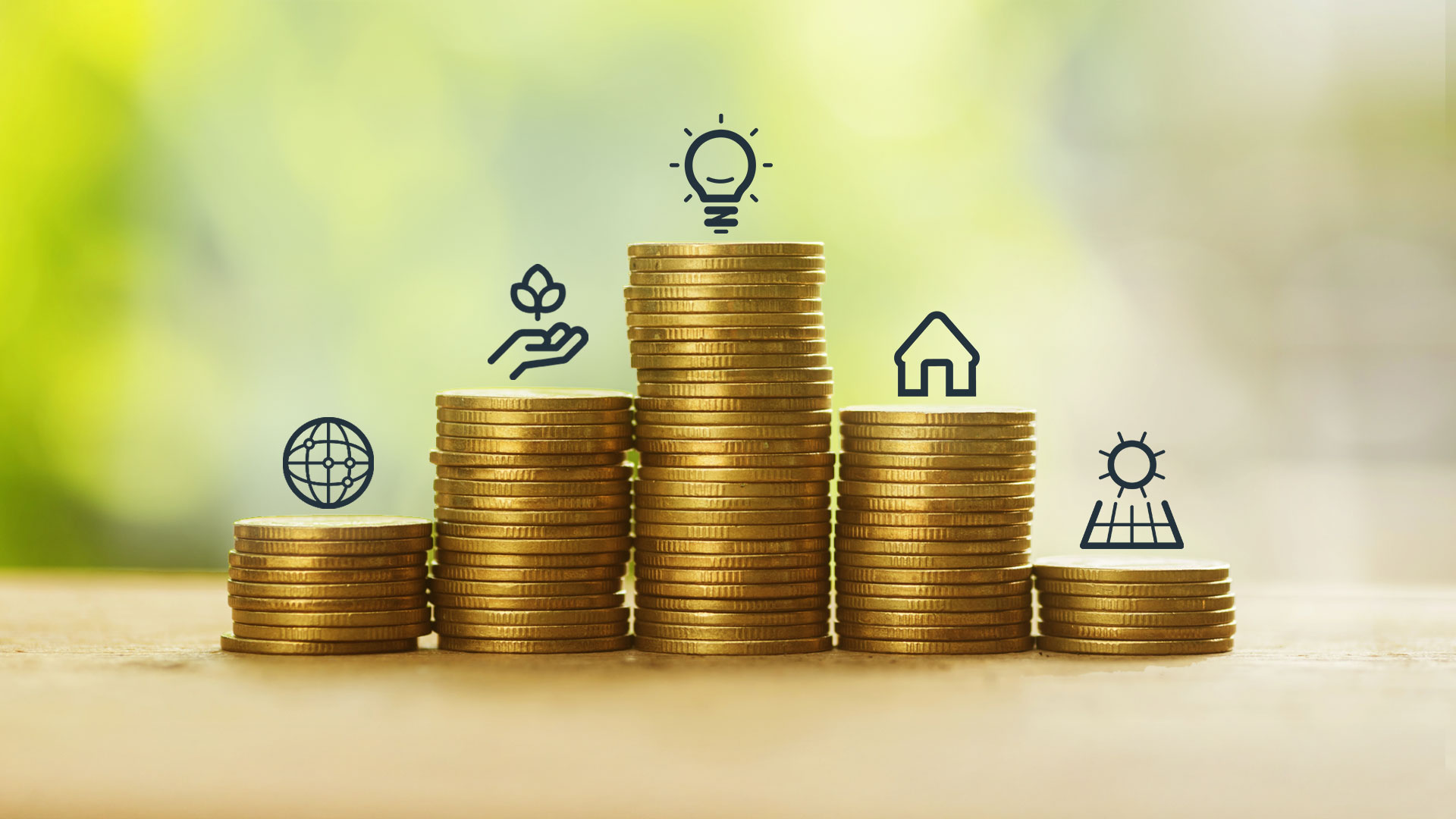 Fünf Münzstapel mit jeweils einem Icon darauf platziert