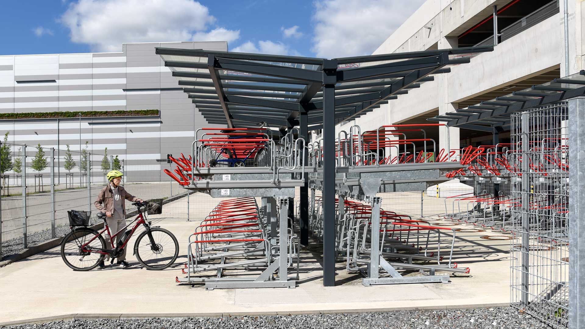 Fahrradueberdachung-TUCANA-in-Hamburg-KAT0077175-1080x1920px Fahrradüberdachung TUCANA mit Doppelstockparksystem FLEXHUB in Hamburg