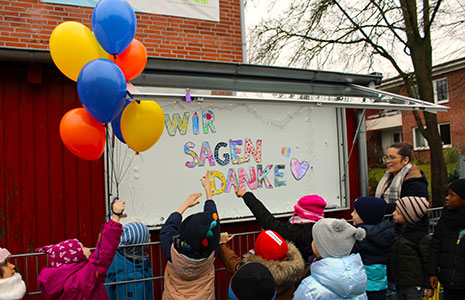 Schaukasten von Ziegler wird von Kindern geschmückt