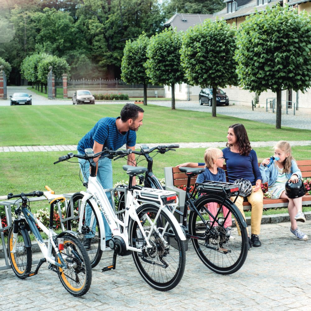 Fahrradständer in Freizeitumgebung mit Familie