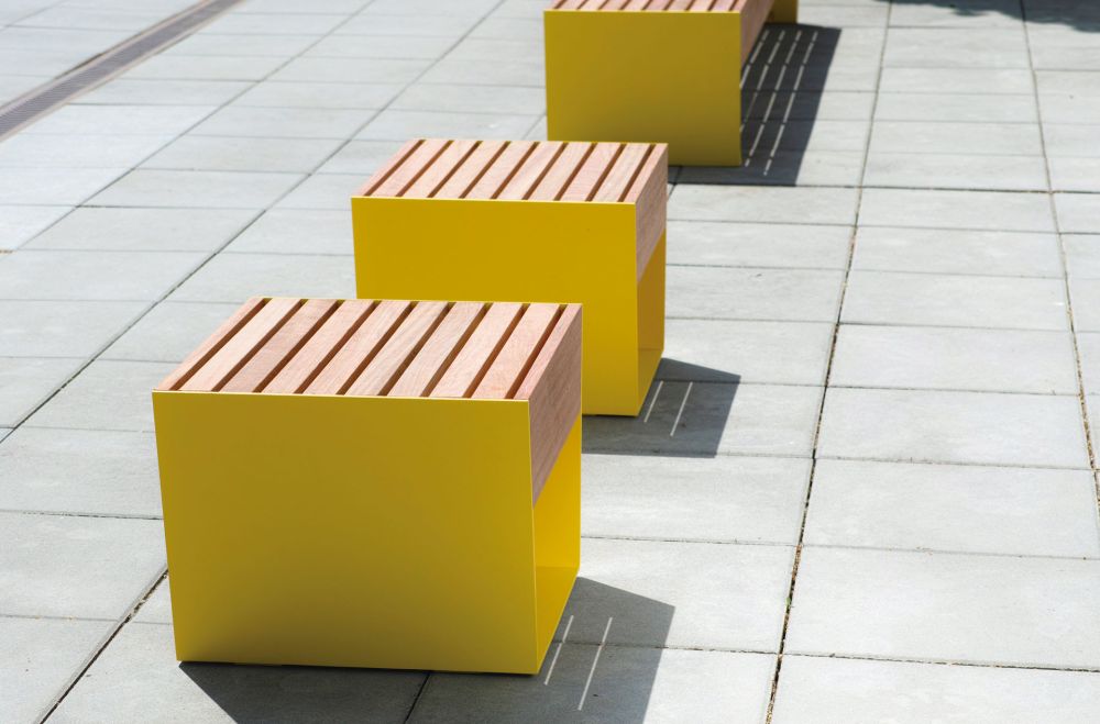 Sitzhocker BLOCQ aus Stahl