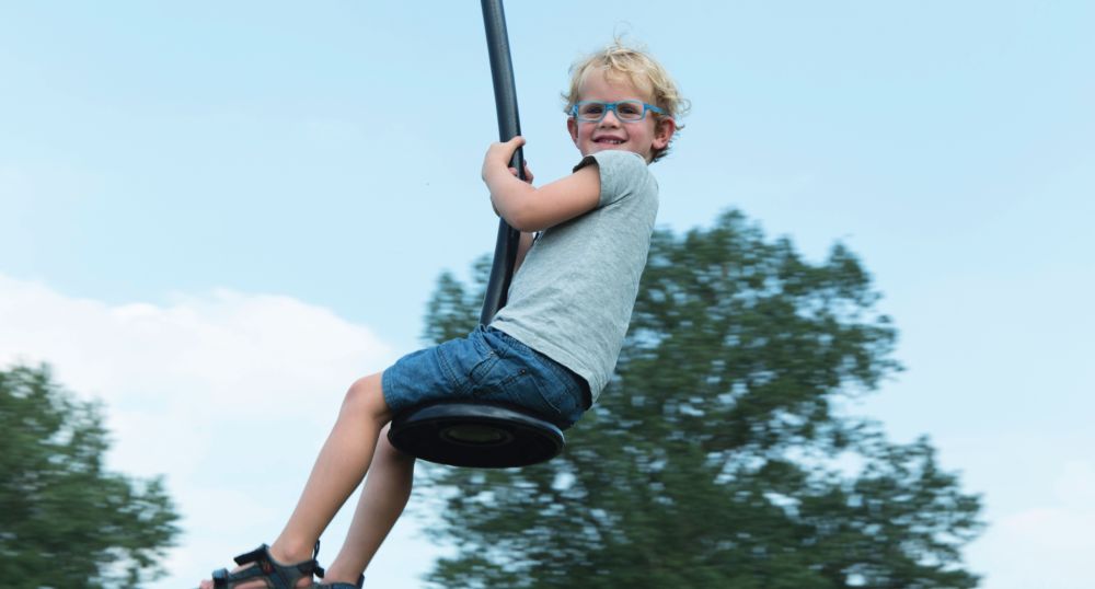 Junge auf Flying Fox Seilbahn