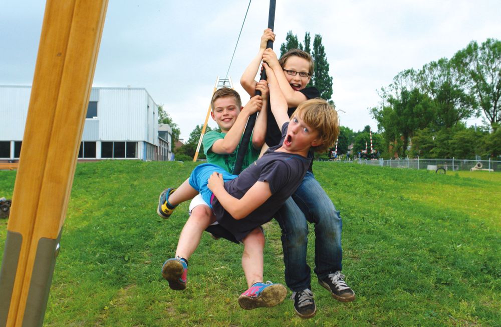 Drei Jungen auf einem Flying Fox