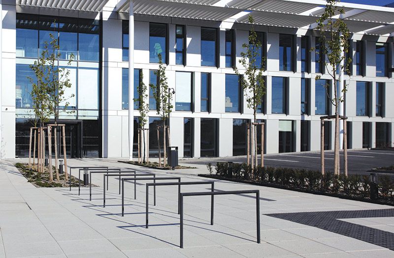 Fahrradständer vor Schule